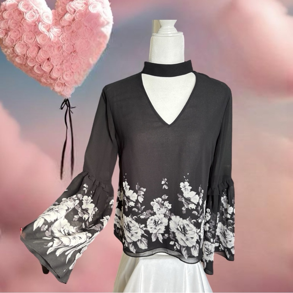 White House Black Market, beautiful and trendy women’s blouse, size 4. Like new.